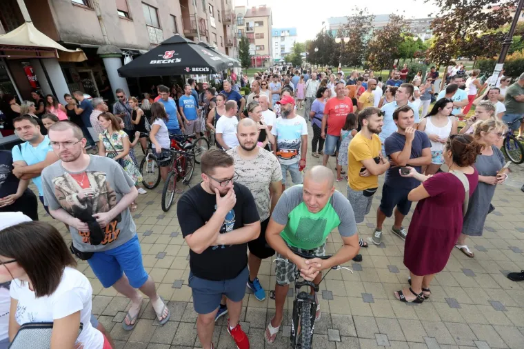 Nekoliko stotina građana okupilo se na Trgu Ivana Pavla II mirno prosvjedujući zbog tragične smrti njihovog sugrađanina Mattea Ruzića koji je prije nekoliko dana preminuo cekajući dolazak kola hitne pomoći.