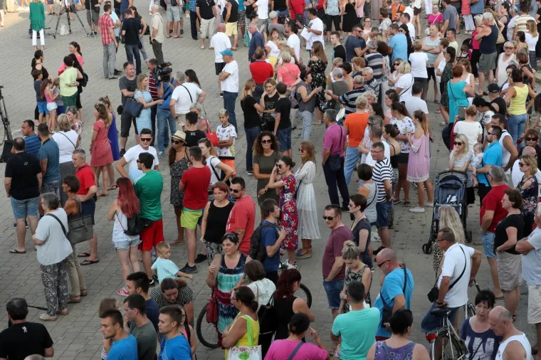 Nekoliko stotina građana okupilo se na Trgu Ivana Pavla II mirno prosvjedujući zbog tragične smrti njihovog sugrađanina Mattea Ruzića koji je prije nekoliko dana preminuo cekajući dolazak kola hitne pomoći.