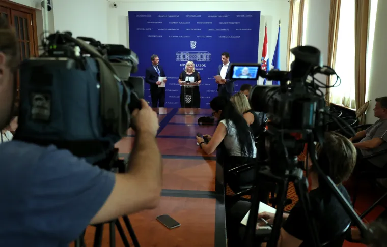 Mostovci iznijeli 52 razloga za smjenu Kujundžića