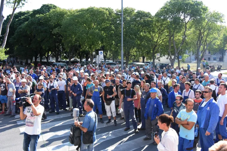 Radnici Uljanika iza&scaron;li na ulice i blokirali promet: 'Upravo, odlazi!'