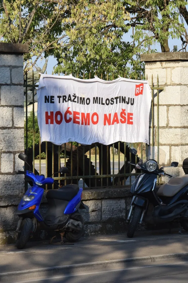 Radnici Uljanika iza&scaron;li na ulice i blokirali promet: 'Upravo, odlazi!'