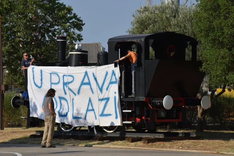 Radnici Uljanika iza&scaron;li na ulice i blokirali promet: 'Upravo, odlazi!'