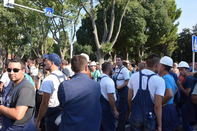 Radnici Uljanika iza&scaron;li na ulice i blokirali promet: 'Upravo, odlazi!'