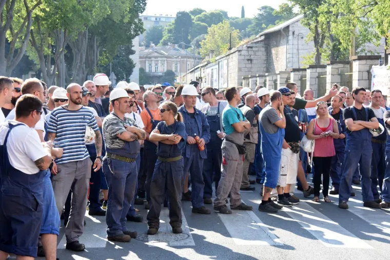Radnici Uljanika iza&scaron;li na ulice i blokirali promet: 'Upravo, odlazi!'