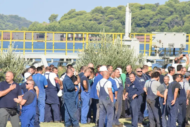 Radnici Uljanika iza&scaron;li na ulice i blokirali promet: 'Upravo, odlazi!'