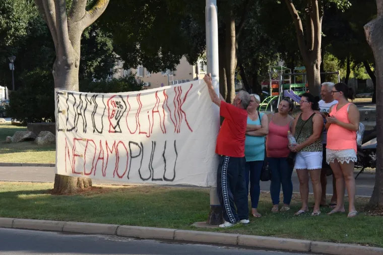 Radnici Uljanika iza&scaron;li na ulice i blokirali promet: 'Upravo, odlazi!'