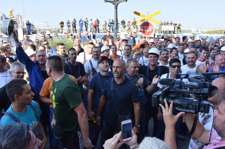 Radnici Uljanika iza&scaron;li na ulice i blokirali promet: 'Upravo, odlazi!'