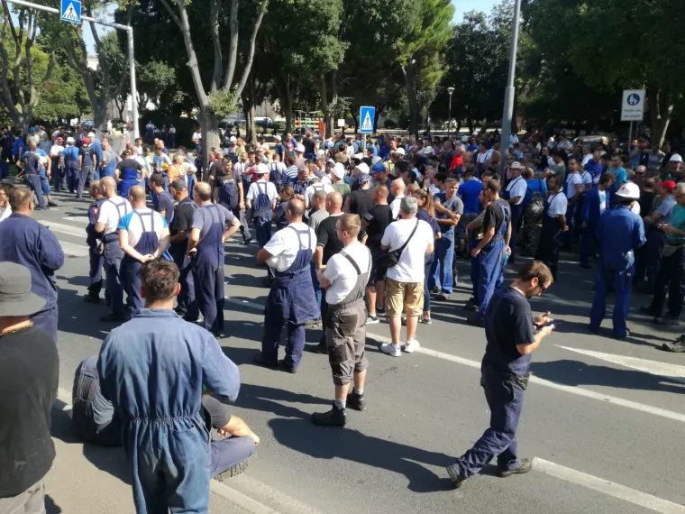 Radnici Uljanika iza&scaron;li na ulice i blokirali promet: 'Upravo, odlazi!'