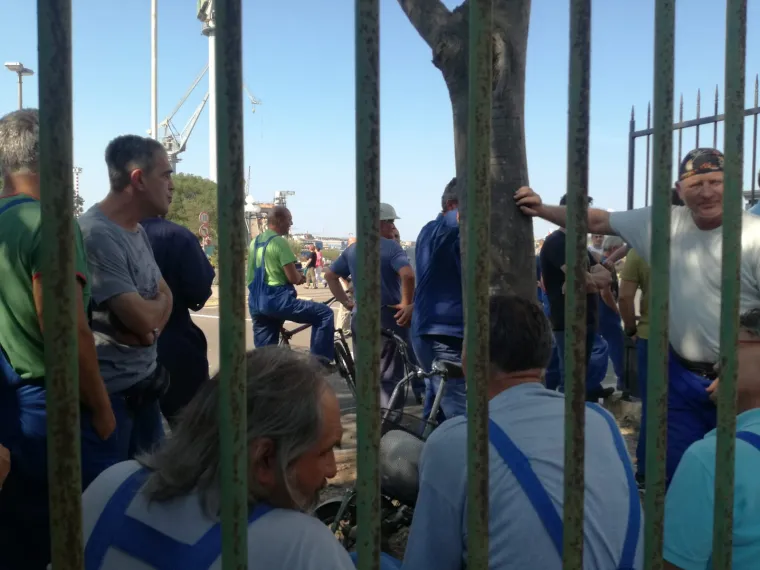 Radnici Uljanika iza&scaron;li na ulice i blokirali promet: 'Upravo, odlazi!'