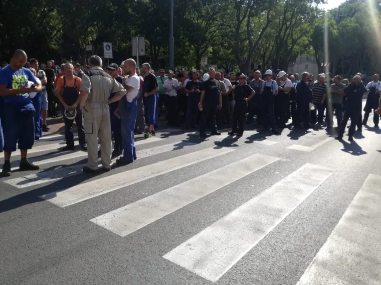 Radnici Uljanika iza&scaron;li na ulice i blokirali promet: 'Upravo, odlazi!'