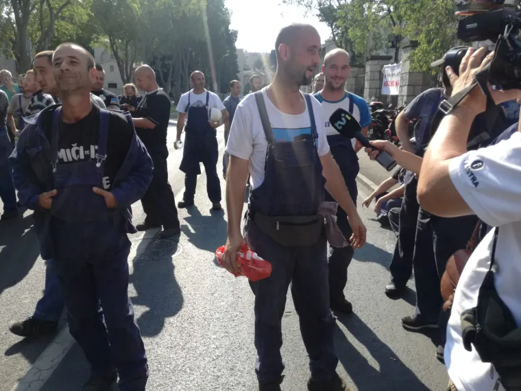 Radnici Uljanika iza&scaron;li na ulice i blokirali promet: 'Upravo, odlazi!'