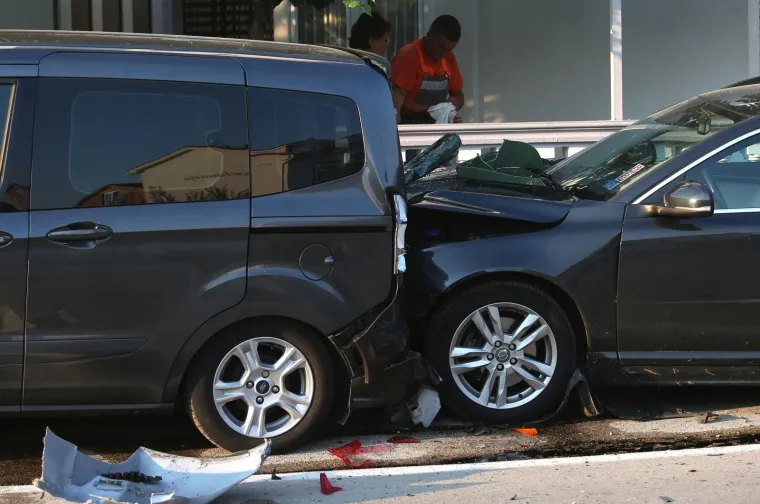 KR&Scaron; I LOM KOD VODICA: Zaletio se u četiri parkirana automobila i dvori&scaron;ni zid