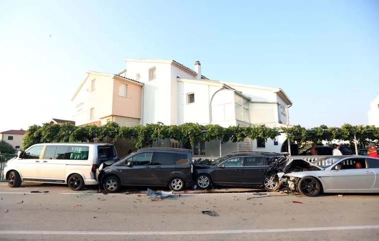 KR&Scaron; I LOM KOD VODICA: Zaletio se u četiri parkirana automobila i dvori&scaron;ni zid