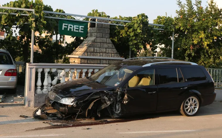 KR&Scaron; I LOM KOD VODICA: Zaletio se u četiri parkirana automobila i dvori&scaron;ni zid