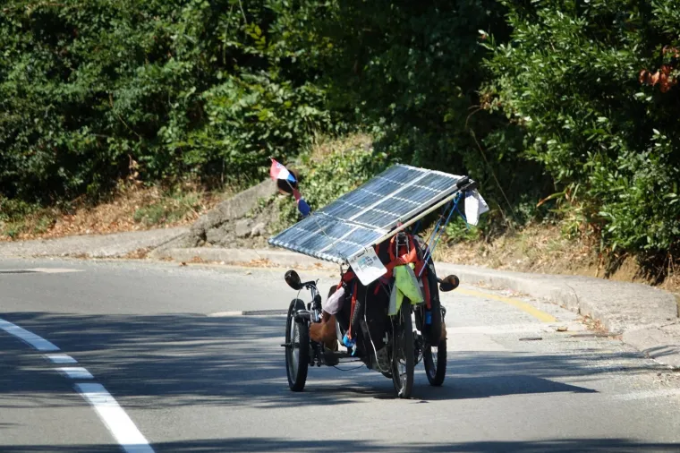 Česki turist pro&scaron;ao je kroz Rijeku na električnom triciklu sa solarnim panelom.