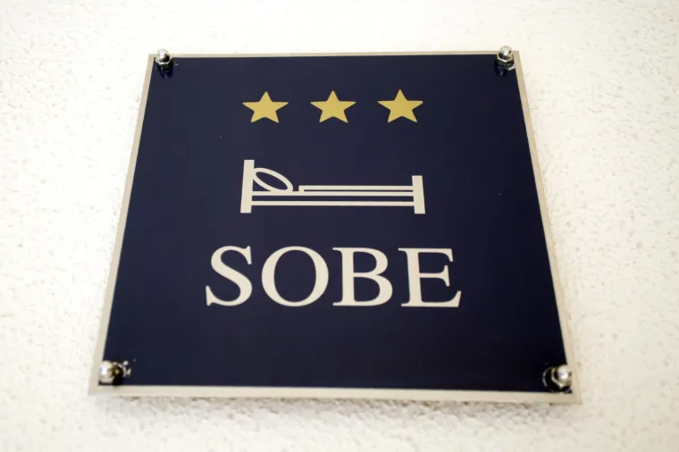 Inspekcija je nakon incidenta utvrdila da je vlasnik hostel u zgradi iznajmljivao ilegalno, pa ga je zatvorila. Inače, brojni su prigovori gostiju na smještaj u tom hostelu na internetu, a i Britanka ga je, između ostalog,  opisala kao neuredan s 30 kreveta na jednu kupaonicu.