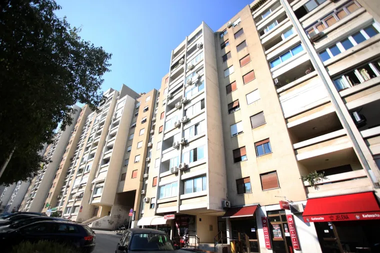 Na adresi Dubrovačka 57 u Splitu smješten je hostel 'Julio', javnosti poznat po sramotnom incidentu u kojem je pretučena  britanska turistica.