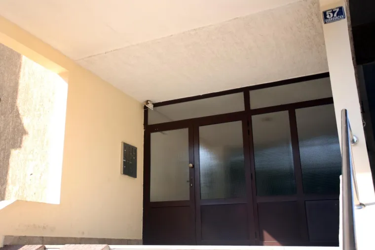 Na nesretnu 26-godišnjakinju metalnom je šipkom nasrnula čistačica i djevojka vlasnika hostela, nakon što joj je gošća s momkom rekla da ne želi ranije napustiti objekt.