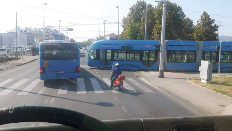 OVAKO IZGLEDA KAD ZET-ovca JEDNOSTAVNO BOLI BRIGA: 'Parkirao' tramvaj nasred ceste i izazvao kaos u prometu
