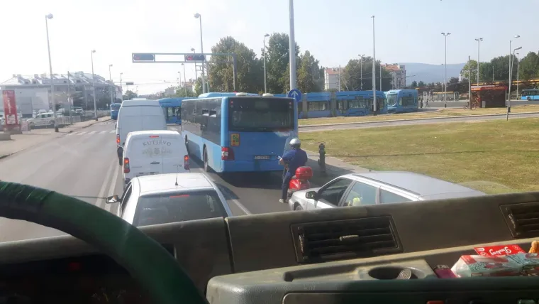Mjesto radnje- Dubec, vrijeme radnje - utorak 15 sati i 15 minuta, glavni akter - očito nesmotren vozač tramvaja. Tako se u blažem obliku može opisati ono što je u utorak itekako naljutilo Zagrepčane koji su prolazili tim dijelom grada. Stoga su 'krimen' ZET-ovog vozača i snimili, uz komentar: "Evo kako je jedan vozač tramvaja parkirao tramvaj i izašao van kao da nije zablokirao cijelu desnu traku i lijevu dijelomično"