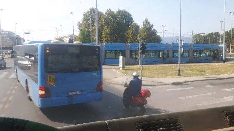 OVAKO IZGLEDA KAD ZET-ovca JEDNOSTAVNO BOLI BRIGA: 'Parkirao' tramvaj nasred ceste i izazvao kaos u prometu