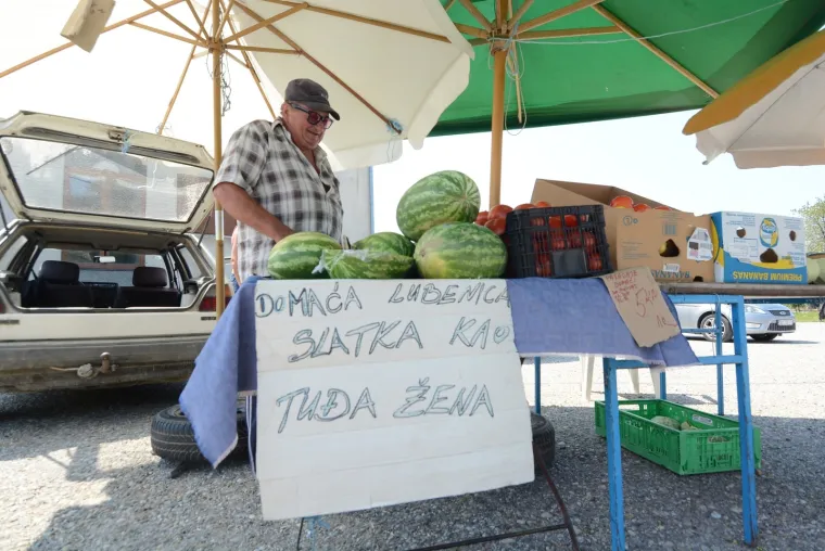 'LUBENICE SLATKE KAO TUĐA ŽENA': Ovaj prodavač voća odlučio je uzeti marketing u svoje ruke