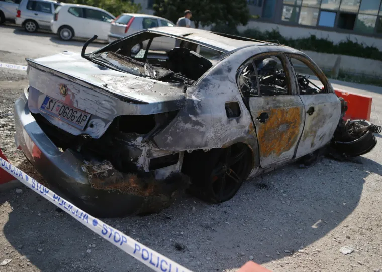 Izgoreni BMW na parkirali&scaron;tu pored zgrade PU Splitsko-dalmatinske