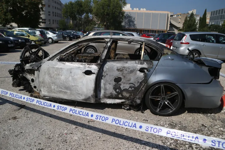 Izgoreni BMW na parkirali&scaron;tu pored zgrade PU Splitsko-dalmatinske