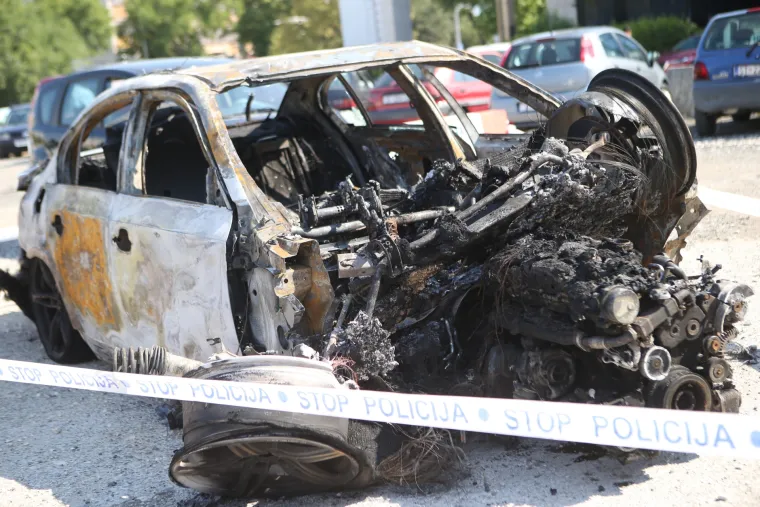 Izgoreni BMW na parkirali&scaron;tu pored zgrade PU Splitsko-dalmatinske