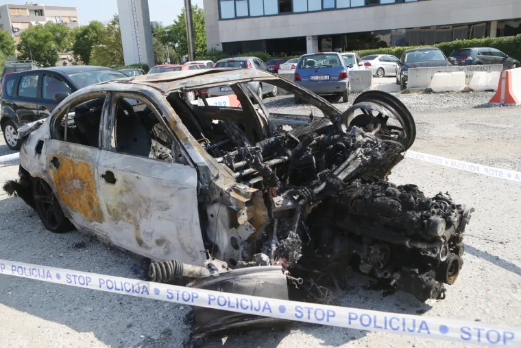 Izgoreni BMW na parkirali&scaron;tu pored zgrade PU Splitsko-dalmatinske