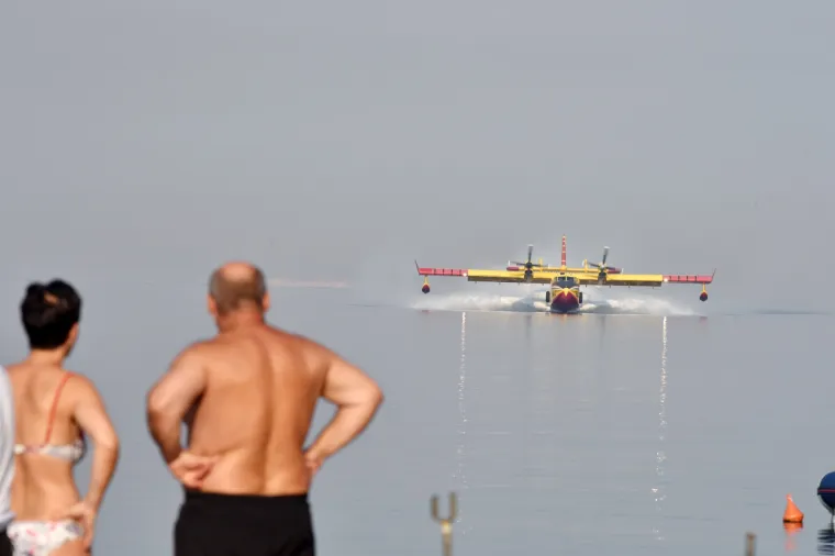 Greba&scaron;tica: Kanader uzima vodu kako bi pomogao u ga&scaron;enju požara u predjelu Brnjače