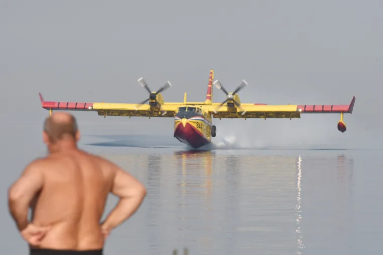 Greba&scaron;tica: Kanader uzima vodu kako bi pomogao u ga&scaron;enju požara u predjelu Brnjače