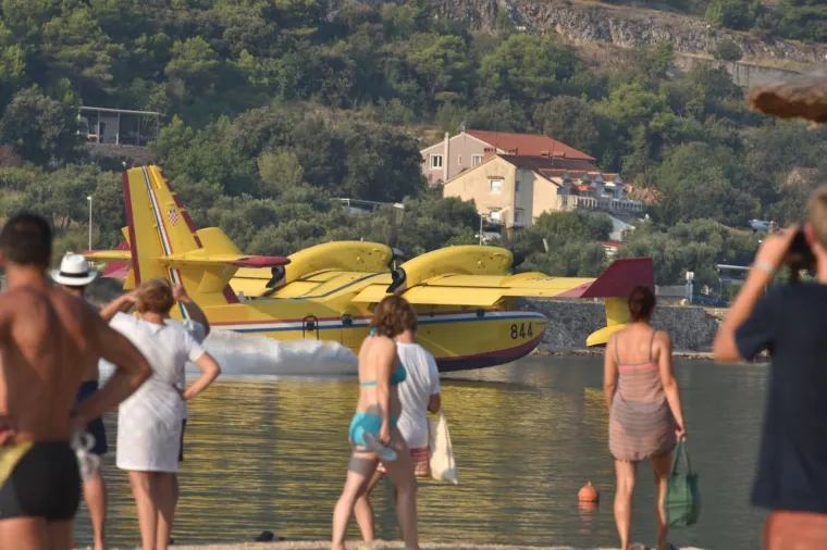 Greba&scaron;tica: Kanader uzima vodu kako bi pomogao u ga&scaron;enju požara u predjelu Brnjače