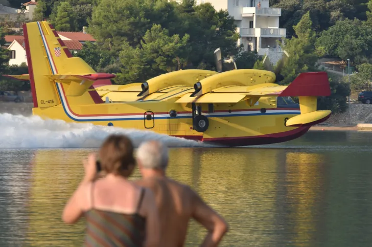 Greba&scaron;tica: Kanader uzima vodu kako bi pomogao u ga&scaron;enju požara u predjelu Brnjače