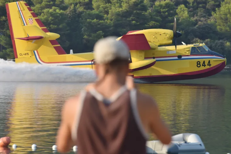 Greba&scaron;tica: Kanader uzima vodu kako bi pomogao u ga&scaron;enju požara u predjelu Brnjače