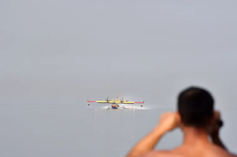 Greba&scaron;tica: Kanader uzima vodu kako bi pomogao u ga&scaron;enju požara u predjelu Brnjače