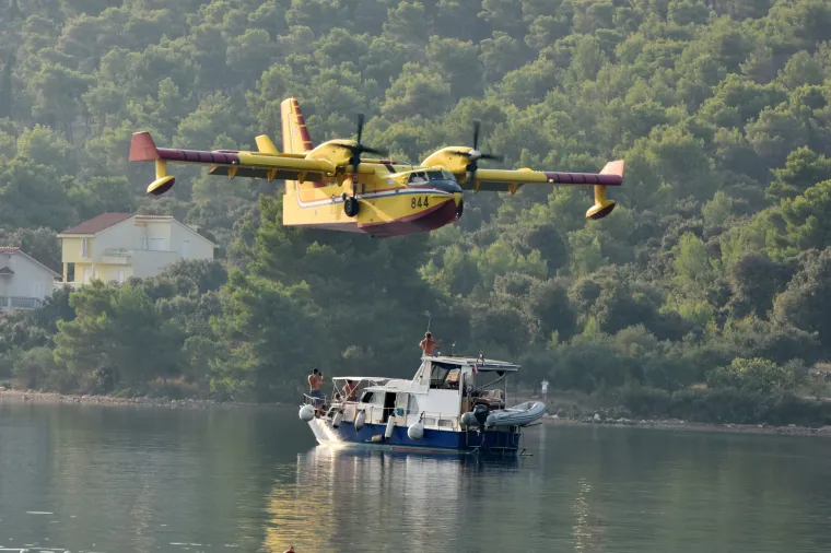 Greba&scaron;tica: Kanader uzima vodu kako bi pomogao u ga&scaron;enju požara u predjelu Brnjače