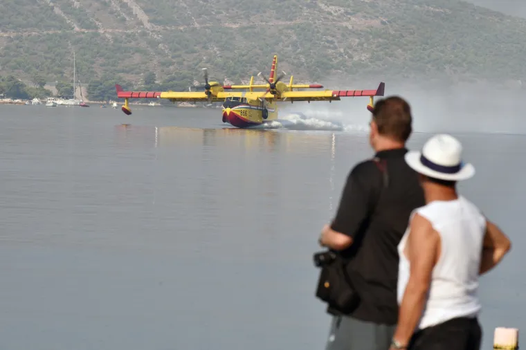 Greba&scaron;tica: Kanader uzima vodu kako bi pomogao u ga&scaron;enju požara u predjelu Brnjače