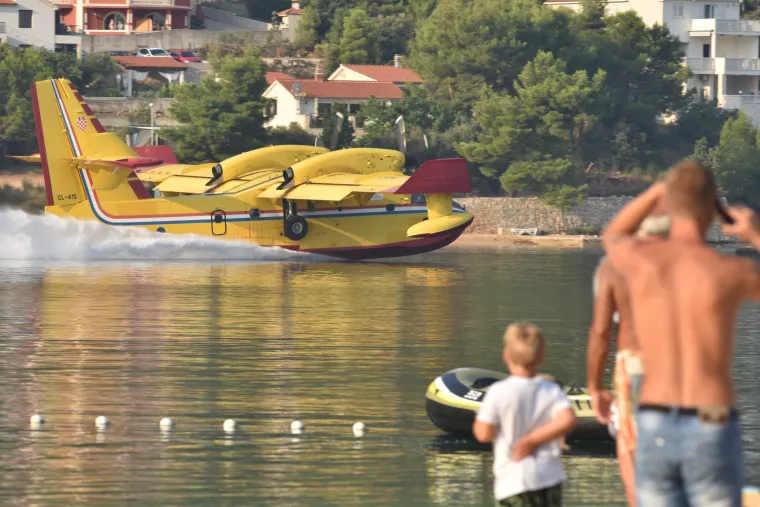 Greba&scaron;tica: Kanader uzima vodu kako bi pomogao u ga&scaron;enju požara u predjelu Brnjače