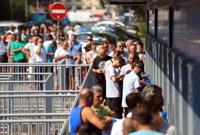 ZAGREPČANI SE OPET ZAPALILI ZA DINAMO: Pogledajte redove na blagajnama, svi žele pomoći da se dohvati Liga prvaka