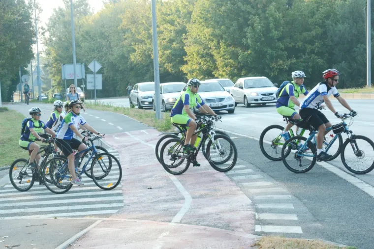 U SISKU STARTAO MARATON ZA VATROGASCE POGINULE NA KORNATIMA: Dugačak je 320 km, sudjeluju i biciklisti vatrogasci