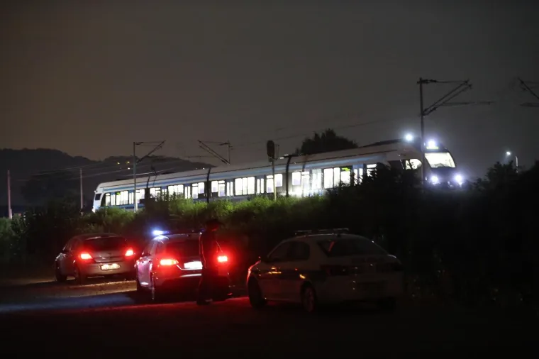 U naletu vlaka na Savskoj cesti poginule su dvije osobe. Policijski očevid je u tijeku.