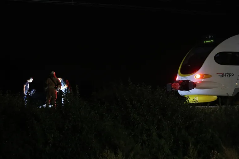 U naletu vlaka na Savskoj cesti poginule su dvije osobe. Policijski očevid je u tijeku.