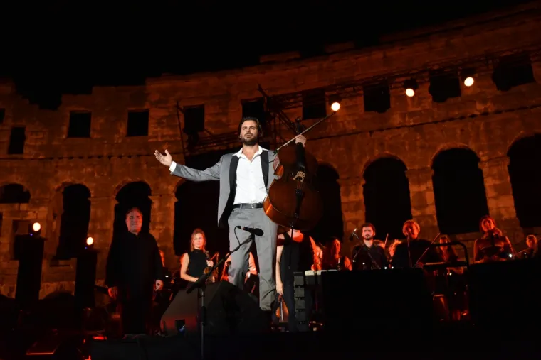 STJEPAN HAUSER S PRIJATELJIMA ODRŽAO KONCERT U RODNOM GRADU: Popularni čelist odao počast Oliveru