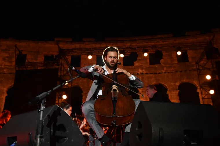 STJEPAN HAUSER S PRIJATELJIMA ODRŽAO KONCERT U RODNOM GRADU: Popularni čelist odao počast Oliveru