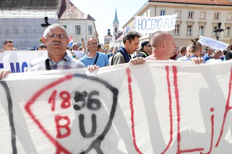 Radnici brodogradili&scaron;ta Uljanik i 3. maj održali su prosvjed ispred Banskih dvora na Trgu svetog Marka zbog neisplate placa.