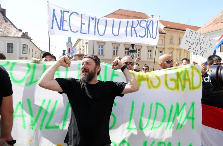 PROSVJED &Scaron;KVERANA ZA SVOJE PLAĆE: Na Markovom trgu traže ostavku Uprave