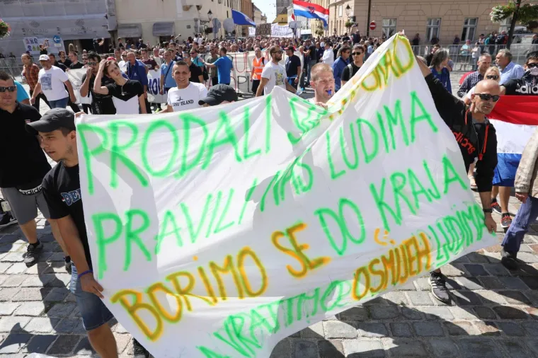 PROSVJED &Scaron;KVERANA ZA SVOJE PLAĆE: Na Markovom trgu traže ostavku Uprave