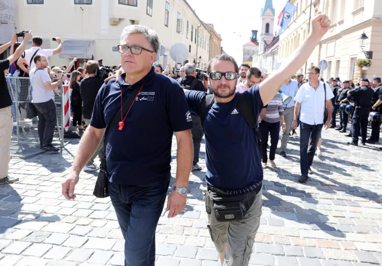 PROSVJED &Scaron;KVERANA ZA SVOJE PLAĆE: Na Markovom trgu traže ostavku Uprave