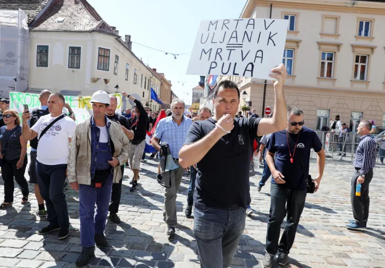 PROSVJED &Scaron;KVERANA ZA SVOJE PLAĆE: Na Markovom trgu traže ostavku Uprave